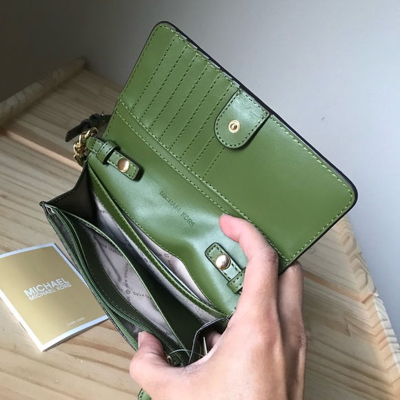 Michael Kors Purse🎈🎈 - Picture 8 of 12